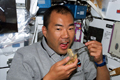 宇宙食ラーメン「スペース・ラム」を食べる野口宇宙飛行士