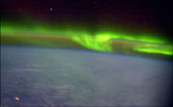 ISSから見えるカナダ上空のオーロラ（撮影：第6次滞在クルーのペティット宇宙飛行士）