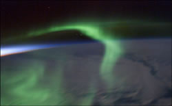 ISSから見えるオーロラと地球の大気（撮影：第6次滞在クルーのペティット宇宙飛行士）