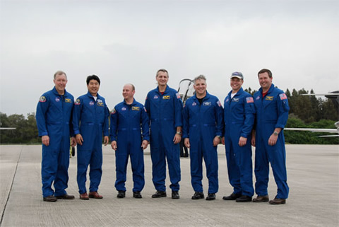写真：KSCに到着した土井宇宙飛行士ら1J/A（STS-123）クルー