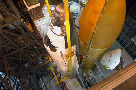 写真：外部燃料タンク（ET）と結合したディスカバリー号（提供：NASA）