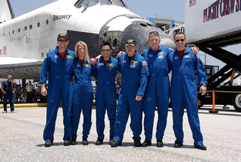 写真：着陸後のディスカバリー号のクルー（提供：NASA）