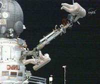 船外活動を行うヴォルコフ（左下）、コノネンコ(右上）両宇宙飛行士（提供：NASA）