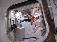 船内保管室内で作業を行う土井宇宙飛行士