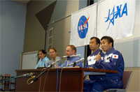 記者会見を行う若田（右）、野口（右から2番目）宇宙飛行士らクルー5名