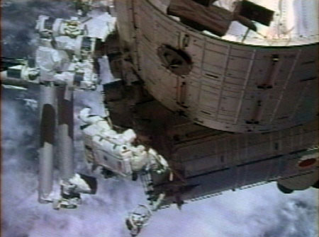写真：「きぼう」船内実験室の外側で作業するマイケル・フォッサム宇宙飛行士（提供：NASA）