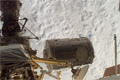 「カナダアーム2」（ISSのロボットアーム）によりディスカバリー号のペイロードベイ（貨物室）から取り出されISSに取り付けられようとする「ハーモニー」（第2結合部）（飛行4日目）