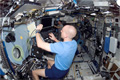 「デスティニー」（米国実験棟）内のコンピュータで作業をするクレイトン・アンダーソン宇宙飛行士（飛行13日目）
