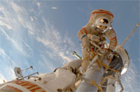 船外活動を行うヴォルコフ宇宙飛行士（提供：NASA）