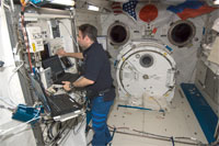 「きぼう」ロボットアームの機能確認を行うシャミトフ宇宙飛行士（提供：NASA）