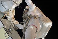 第3回船外活動でP6トラスのバッテリ交換作業を行うマイケル・グッド宇宙飛行士