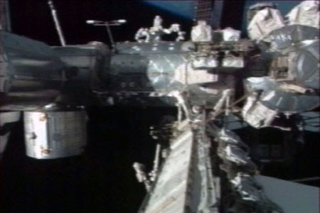 写真：ISSに設置された「きぼう」船内保管室（右）とデクスター（中央上）