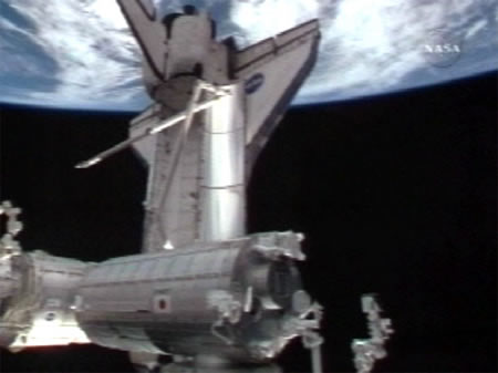 写真：ISSからの分離を待つディスカバリー号（提供：NASA）