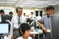 「きぼう」実験運用管制室でマランゴニ対流実験の様子を見守る河村教授（中央左）