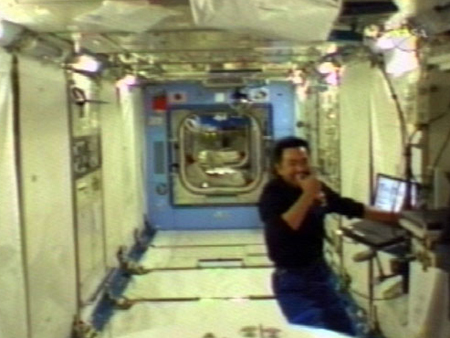 写真：飛行9日目、「きぼう」船内実験室で作業を行う星出宇宙飛行士（提供：NASA）