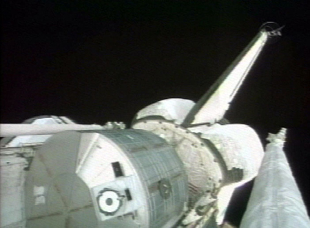 写真：飛行2日目、機体の点検に備えたスペースシャトルのロボットアーム（SRMS）の準備