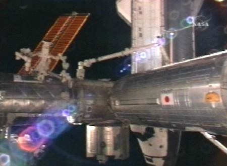 写真：飛行4日目、ISSに取り付けられる「きぼう」船内実験室（提供：NASA）