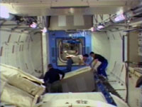 写真：「きぼう」船内実験室へのラック移設作業を行う星出宇宙飛行士ら