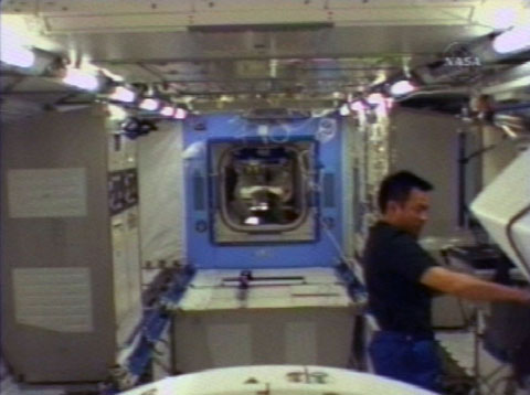写真：A系システム起動完了後の「きぼう」船内実験室内で作業する星出宇宙飛行士（提供：NASA）
