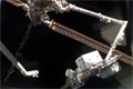 スペースシャトルのロボットアーム（SRMS）からカナダアーム2へ渡された船外保管プラットフォーム3（External Stowage Platform: ESP-3）（飛行7日目）