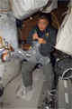 宇宙服の飲料水バッグの準備をするダニエル・タニ宇宙飛行士（飛行3日目）