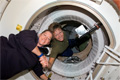 ドッキング後に握手するディスカバリー号コマンダーのパメラ・アン・メルロイ宇宙飛行士（左）とISSコマンダーのペギー・ウィットソン宇宙飛行士（右）（飛行3日目）