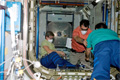「ハーモニー」（第2結合部）内で作業をする（左から）ペギー・ウィットソン、パオロ・ネスポリ、ユーリ・マレンチェンコ宇宙飛行士（飛行5日目）