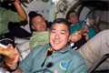 ディスカバリー号のミッドデッキで食事を共にするダニエル・タニ宇宙飛行士（手前）と（奥右から）ユーリ・マレンチェンコ、ダグラス・ウィーロック宇宙飛行士（飛行5日目）