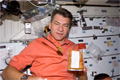 ディスカバリー号のミッドデッキで食事中のパオロ・ネスポリ宇宙飛行士（飛行5日目）