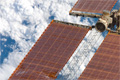 分離後にディスカバリー号から撮影された修理後の太陽電池パドル（Solar Array Wing: SAW）（飛行14日目）