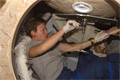 STS-120クルーが帰還のためディスカバリー号に搭乗した後、与圧結合アダプタ（Pressurized Mating Adapter: PMA-2）のハッチを閉じる準備をするペギー・ウィットソン宇宙飛行士（飛行13日目）