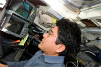 エンデバー号のフライトデッキで作業をする土井宇宙飛行士