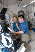 ロボットアーム操作卓で作業する星出、ナイバーグ両宇宙飛行士