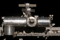 分離後にスペースシャトル・ディスカバリー号から撮影された「きぼう」船内実験室（中央左）、船内保管室（左下）（STS-124ミッション飛行12日目）（提供:NASA）