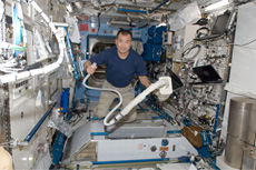「きぼう」船内実験室内の清掃を行う野口宇宙飛行士