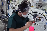 ｢きぼう｣船内実験室タンパク質の4℃結晶化実験の結晶化開始操作を行う金井宇宙飛行士