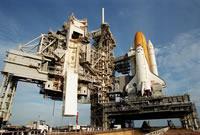 RSS（写真左）とPCRへ持ち上げられるP6トラス（STS-97）