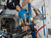 ISSのエクササイズ装置で運動する若田宇宙飛行士
