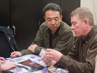 ISSの医療機器を確認する古川（左）、マイケル・フォッサム（右）両宇宙飛行士