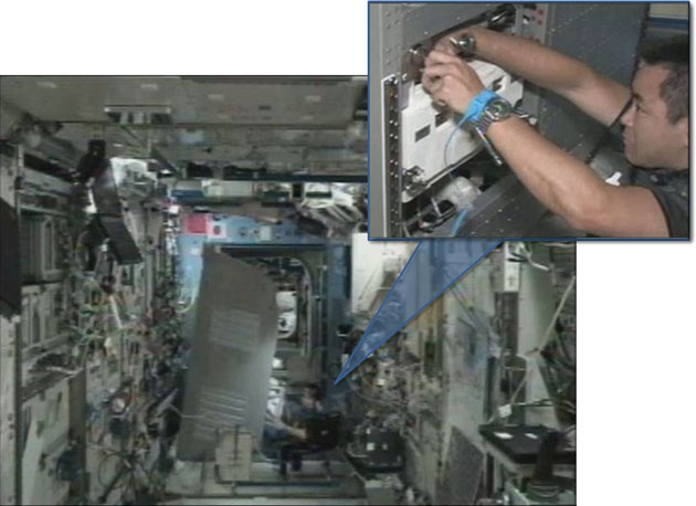 (左)空調/熱制御ラックを倒している状態。(右)ポンプ交換を実施