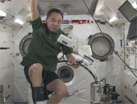 「きぼう」船内実験室で血圧を測定する古川宇宙飛行士