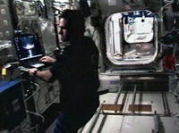 「コロンバス」（欧州実験棟）内で作業するグレゴリー・シャミトフ宇宙飛行士。写真奥は船内実験室のハッチ（提供：NASA）