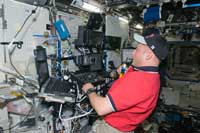 SSRMSを操作するフィンク宇宙飛行士（提供：NASA）