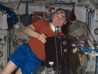 AREDを持つフィンク宇宙飛行士（提供：NASA）
