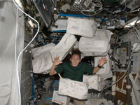物品の整理を行うマグナス宇宙飛行士（提供：NASA）