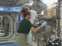 実験の準備を行うマグナス宇宙飛行士（提供：NASA）