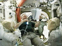 船外活動用工具と補給品の確認を行うフィンク宇宙飛行士（提供：NASA）