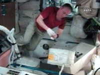 ロシアの船外活動に向けた作業を行うロンチャコフ宇宙飛行士（提供：NASA）