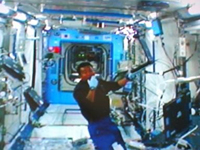 軌道上でDome Gene実験の準備を行う若田宇宙飛行士（提供：NASA）