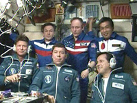 第18次、第19次長期滞在クルーとシモニー氏（右下）（提供：NASA）